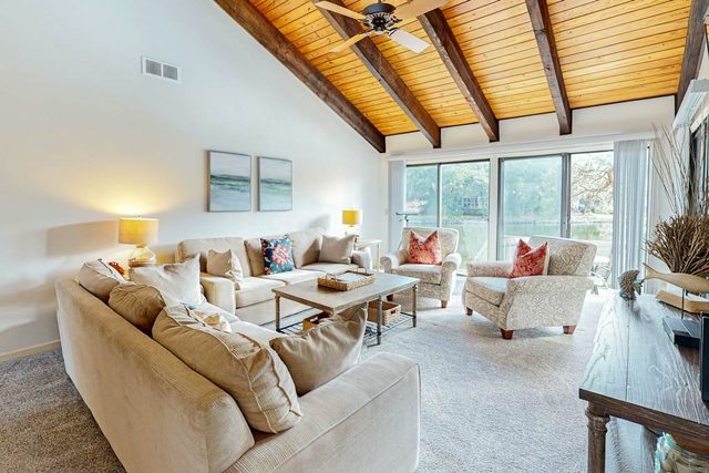 Peaceful villa with large deck and lagoon views,  close to Harbour Town
