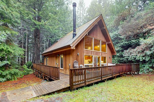 Redwood Rest Getaway - Cedar Home with Loft & Deck