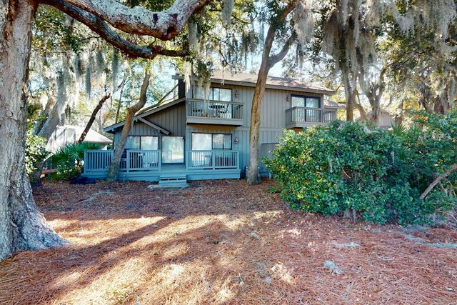 Fun in the sun w/ a full kitchen, furnished deck, & shared pool