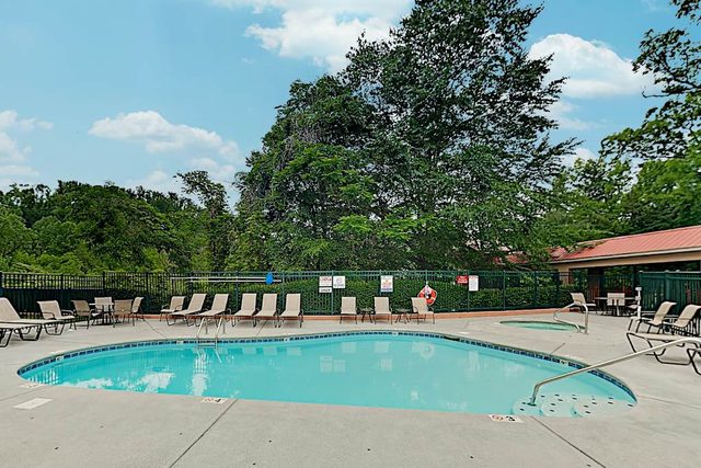 Walk to Downtown, Mountain Views, Fireplace, Pool