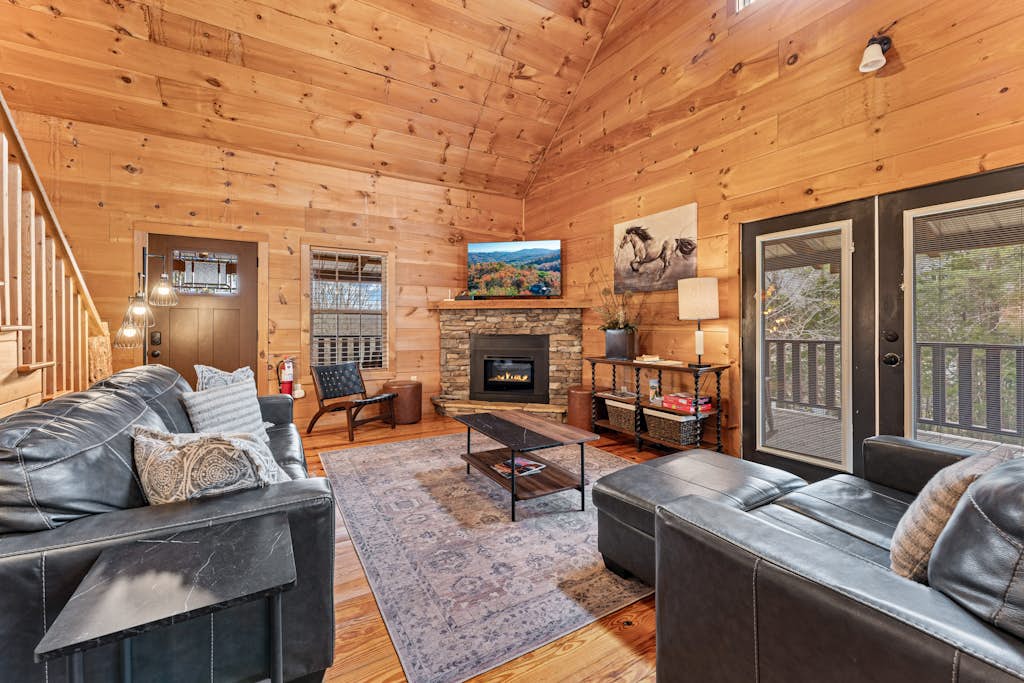 Serene Lodge Style Cabin, Sleeps 9, Hot Tub, Firepit