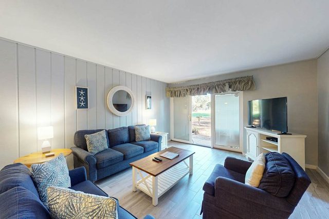 Ground level condo with pool, golf & Sea Pines Beach Club access