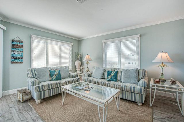 Top-floor Oceanfront Villa with spectacular ocean views - prime location