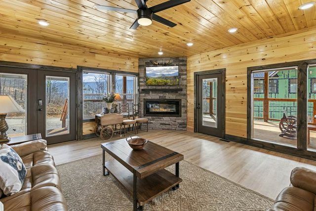 Charming Theater Getaway・Pool・Hot Tub・Views・Games
