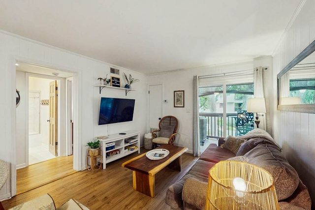 Condo 1 block from Coligny Plaza with on-site pool, balcony, & W/D