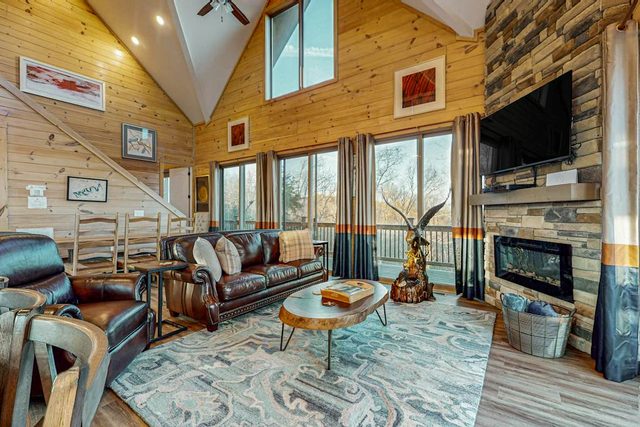 Douglas Lake • Private Pool • Hot Tub • Sleeps 8