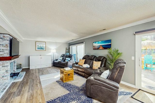 Spacious townhome w/ balcony, desk + monitor, W/D  & near beach