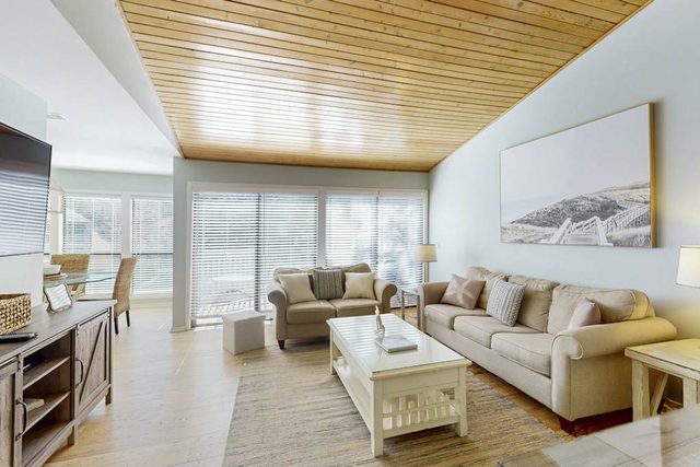 Welcoming condo w/ pool, near beach & shopping + balcony overlooking the lagoon