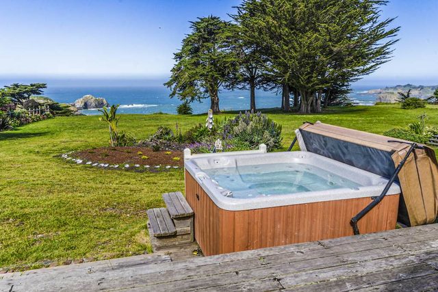 Large Oceanfront Bluff Home - Hot Tub, Kids Room