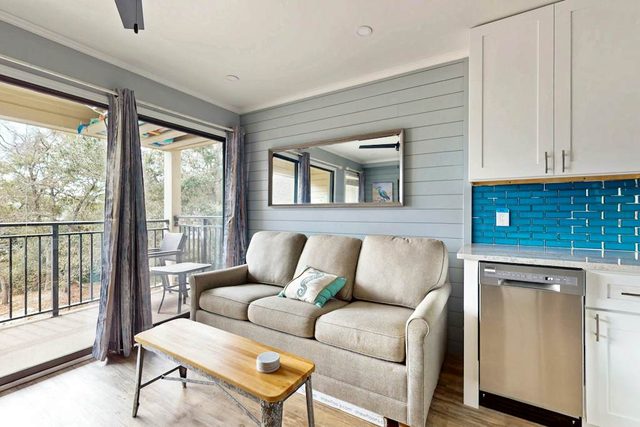 Beachy condo w/shared pools, WiFi, balcony with ocean view