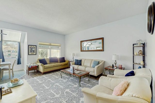 Lagoon views, shared pool and easy access to Shelter Cove Towne Center