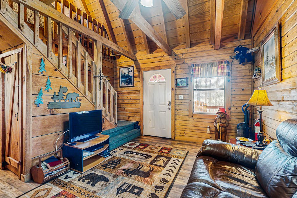 Cozy Cabin, Sleep 3, Hot Tub, Free Attraction Ticket