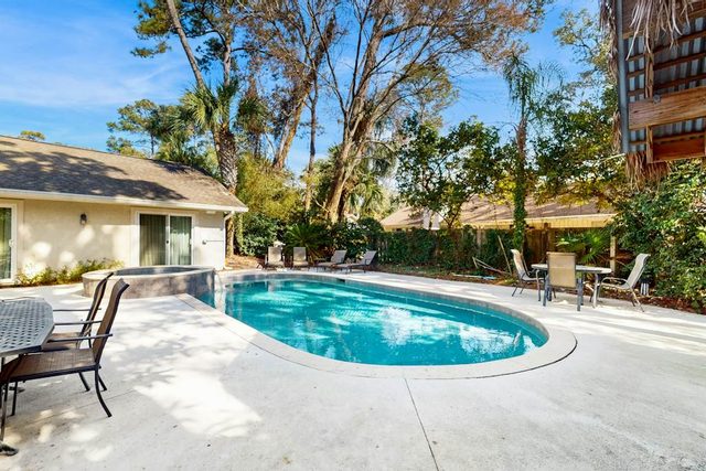 Spacious family home with WiFi, private pool & spa, outdoor kitchen