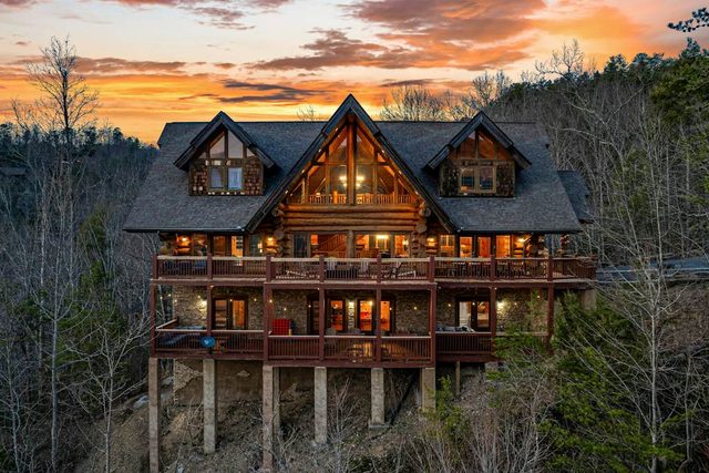 4-Story Cabin, Sleeps 22, Hot Tub, Game, Theater room