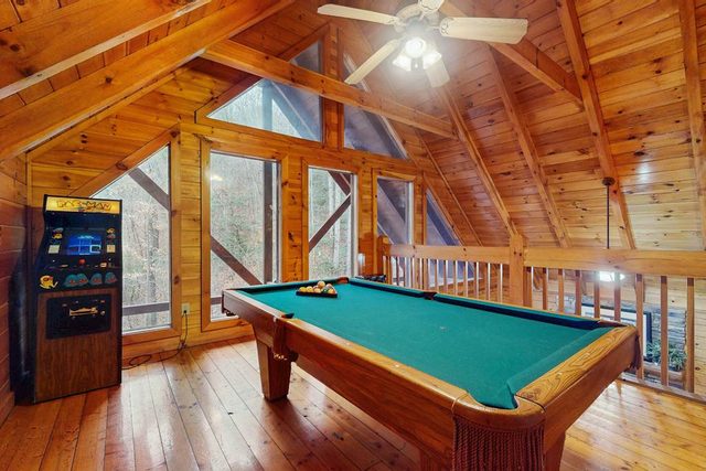 Cabin N Gorgeous Wooded Setting, Sleeps 6, Hot Tub