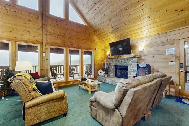 Smoky Mountain Views, Covered Deck, Hot Tub, Games