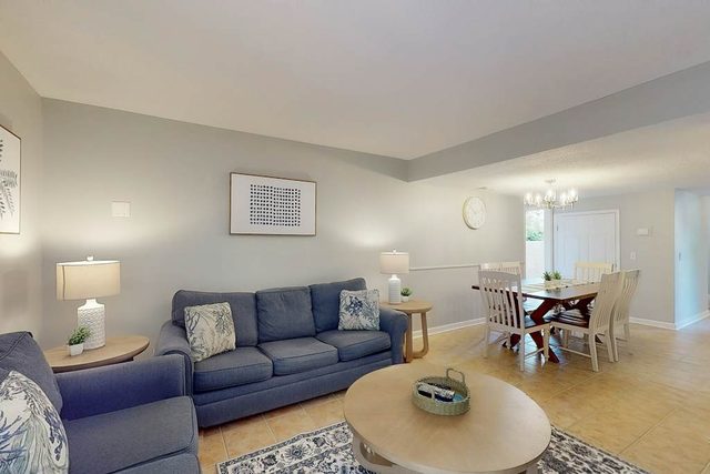 Comfortable getaway with pool, full kitchen, AC, Internet — near the ocean
