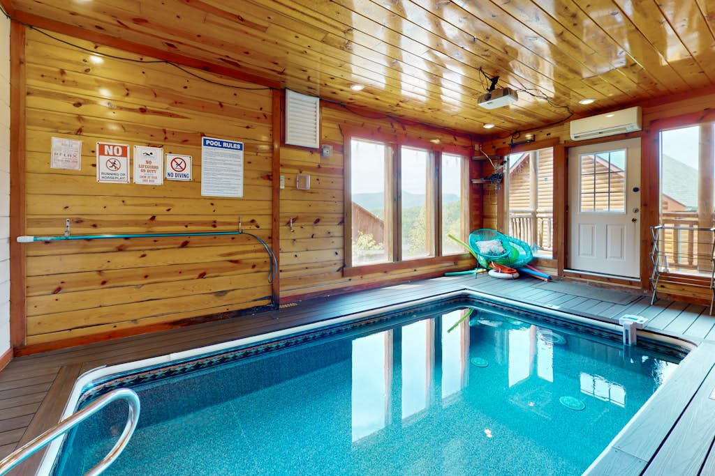 Luxe Cabin, Sleeps 12, Indoor Pool, Hot Tub, Games