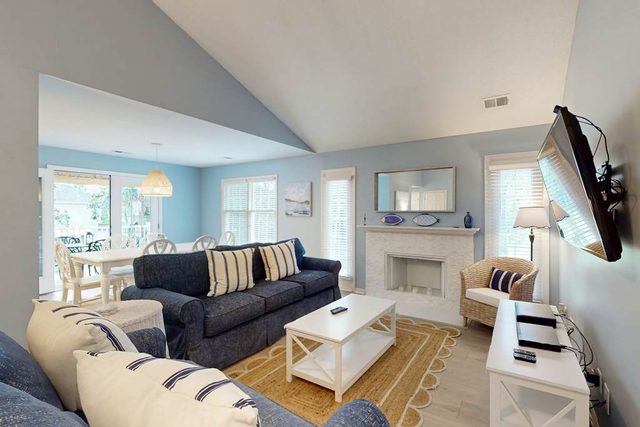 Dog-Friendly with pool, tennis, covered deck, beach nearby + golf views