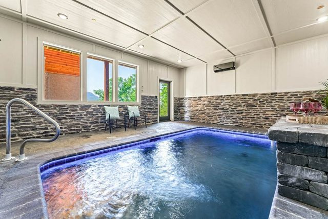 Luxe Cabin, Sleeps 14, Pool, Hot Tub, Theater Room