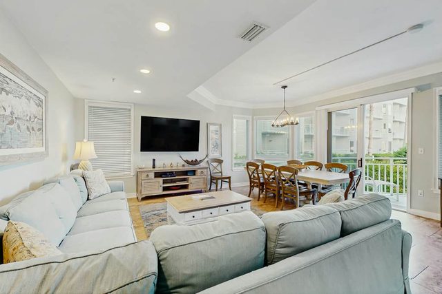 Oceanfront condo with pools, hot tubs, WiFi, washer/dryer, & central A/C