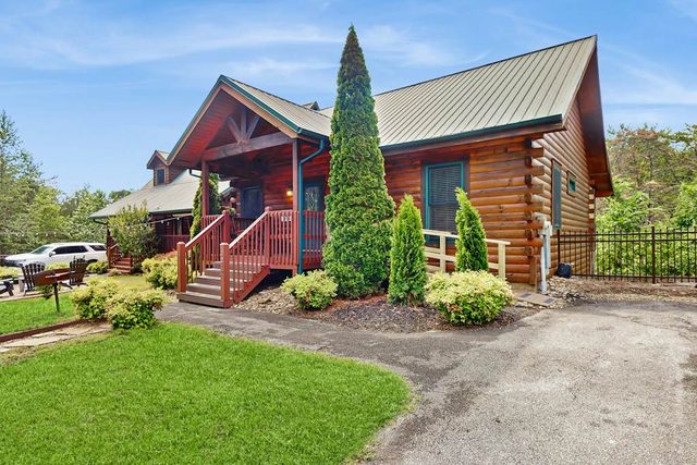 Charming Smokies Cabin, Sleeps 12, Hot Tub, Rec Room