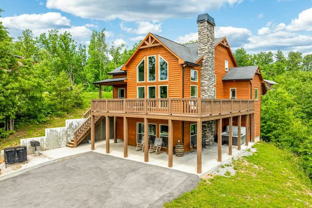 Spacious Deck, Hot Tub, Movie Room, Mountain Views
