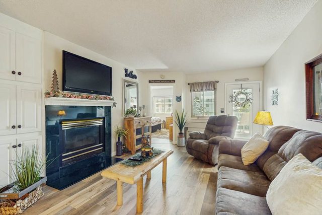 Cozy Fireplace, River Views, Walk to Downtown