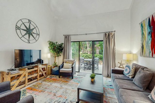 Spacious condo with pool, tennis courts, & golf on-site