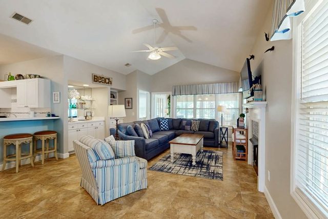Bright and cozy condo near the beach with a pool, AC, & a private washer/dryer