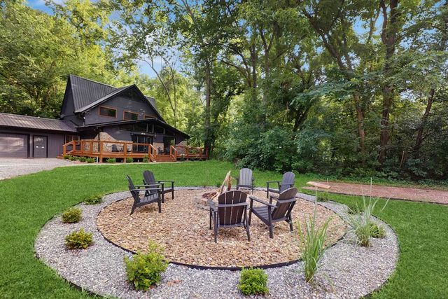 Charming Cabin, Sleeps 10, Hot Tub, Fireplace