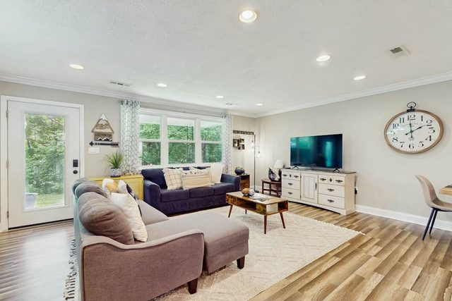 Creekside Hot Tub Stay, Firepit, Near Downtown