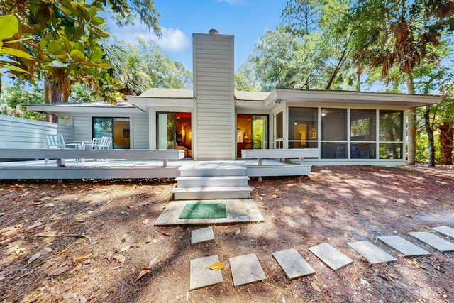 Spacious Home - four rows from the ocean with private deck