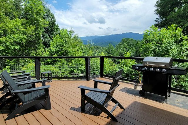 Spacious Deck Cabin, Game Room Fun, Mountain Views