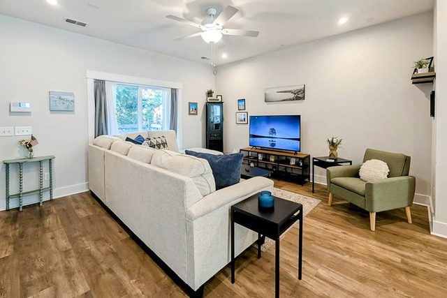 Dog-friendly townhouse with enclosed patio, outdoor dining, desk, W/D, & AC