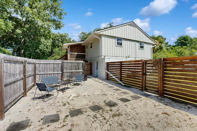Cozy West Ashley Apartment- Close to shopping and Downtown Charleston