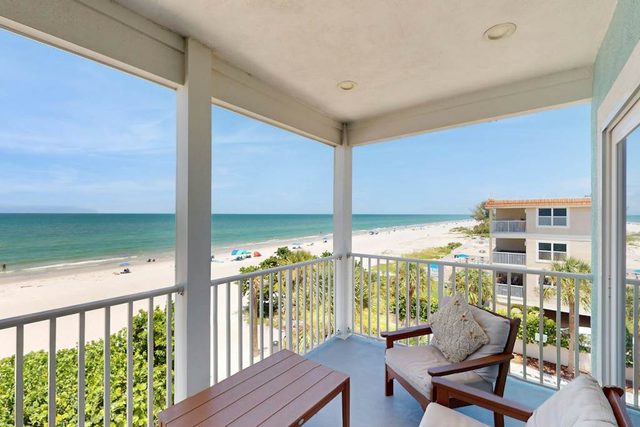 Dog friendly beachfront paradise with WiFi AC washer dryer