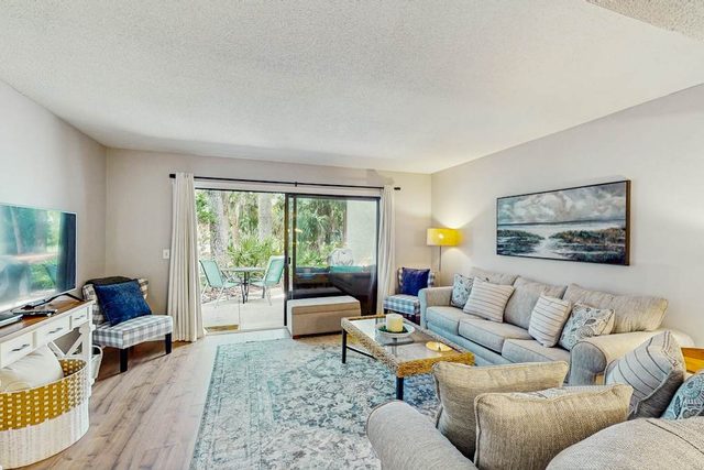 Welcoming condo on golf course, near Tennis, Beach, Golf Course & Coligny Plaza