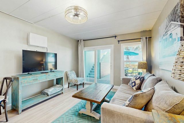 Gulf front condo ground floor beach access full kitchen and central AC