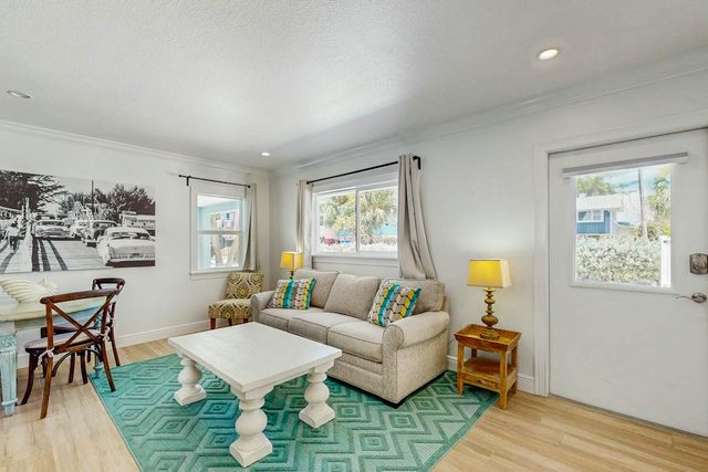 Spacious Gulf side condo beach access full kitchen and central AC