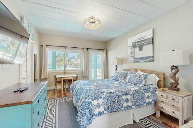 Gulf front condo top floor beach access full kitchen and central AC