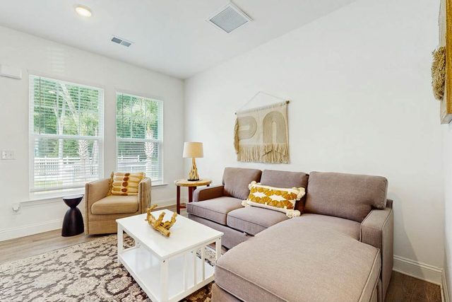 Cozy 2BR Pet Friendly Walkable Resort Cottage w/ Pool Access