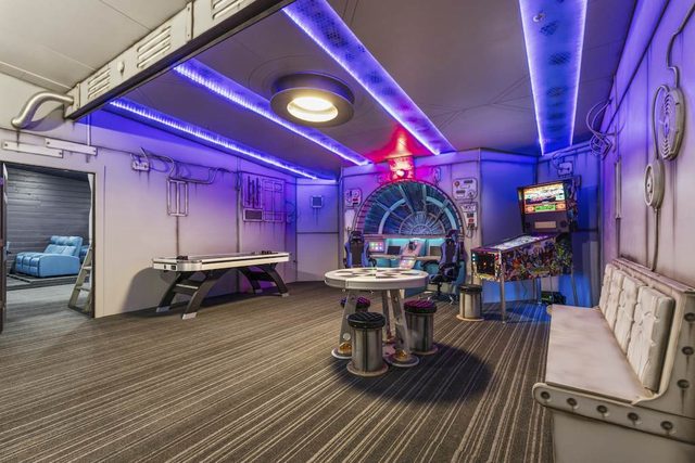 Movie Fanatic Home, Sleep 28, Hot Tub, Theater, Games