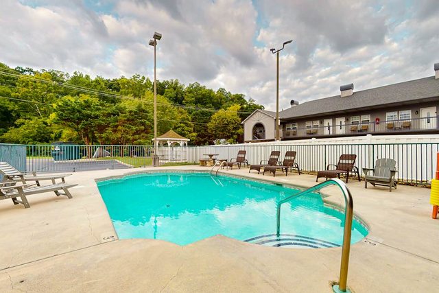 Jetted Tub, Pool Access, Walk to Parkway, Sleeps 4