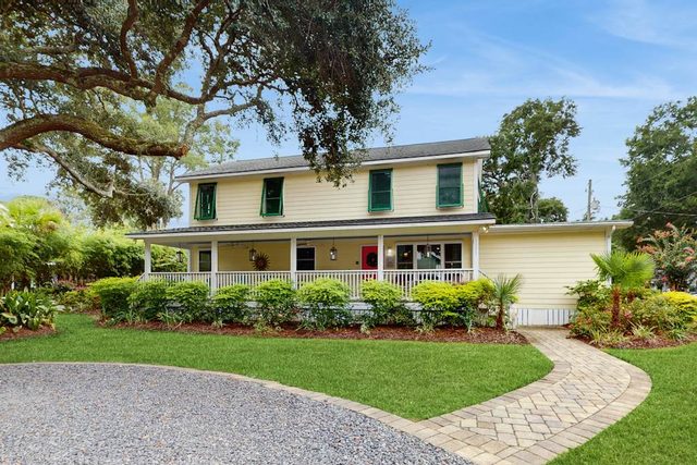 Old Village hideaway with covered porches, grill, alfresco dining & fenced yard — Mount Pleasant, SC
