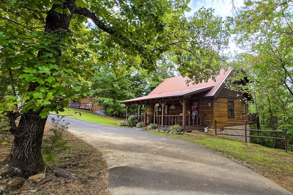 Charming Cabin W Deck, Sleeps 4, Great location, Tub