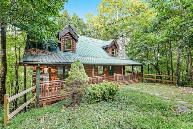 Beautiful & Secluded Log Cabin, Sleeps 8, Hot Tub