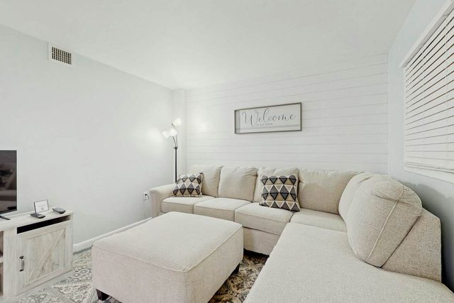 Bright condo with beach access, pools, hot tub and tennis courts