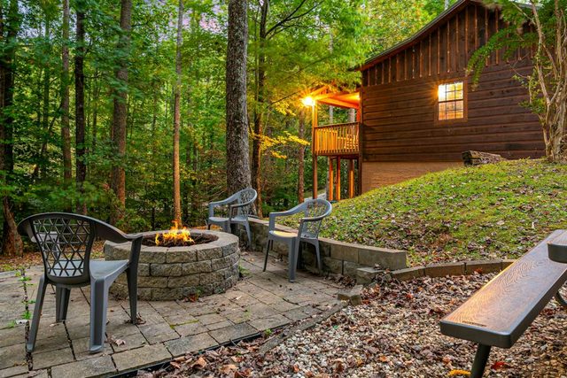 Always Delightful - Sleeps 10, Hot Tub, Fire pit, Games