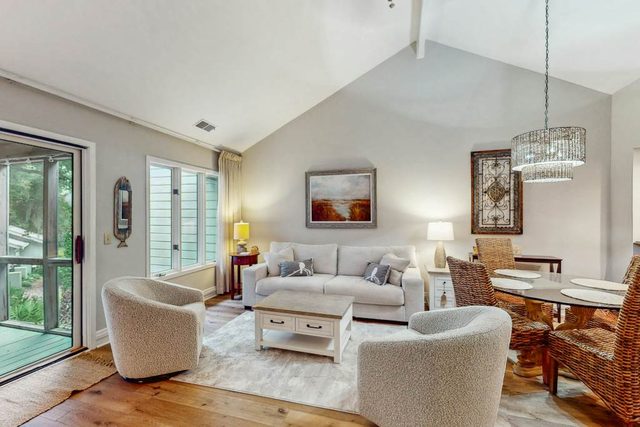 Pool view condo with screened in patio, complex pool/hot tub, near golf